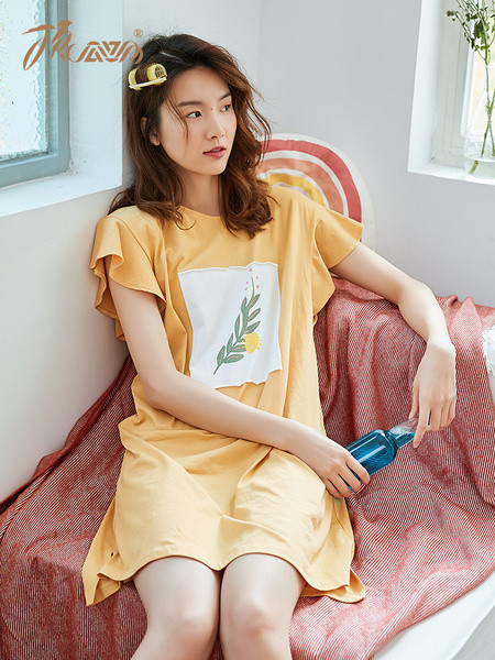 Lai naiste öösärk lühikeste varrukate ja ovaalse kaelusega