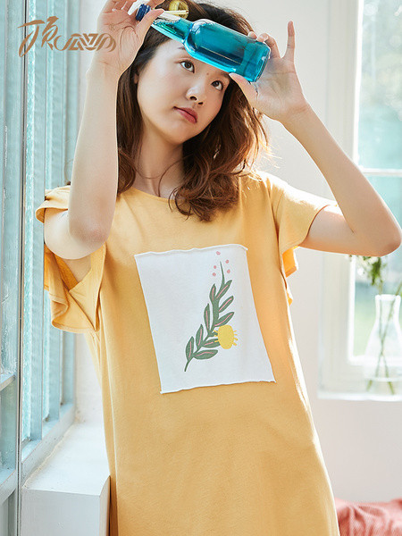 Lai naiste öösärk lühikeste varrukate ja ovaalse kaelusega