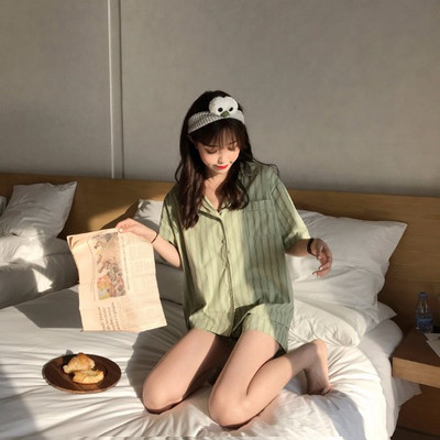 Triibuline naiste kaheosaline pidžaama lühikeste varrukatega