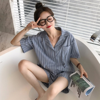 Triibuline naiste kaheosaline pidžaama lühikeste varrukatega