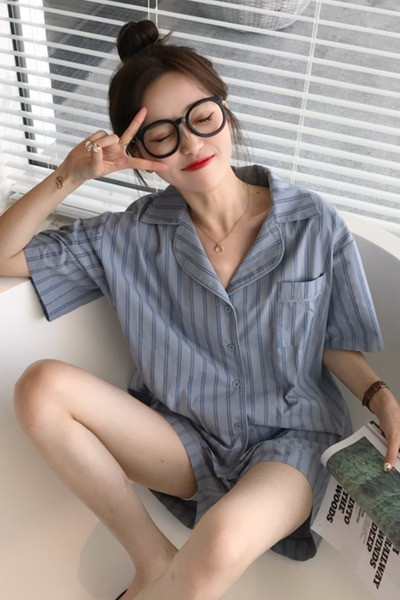 Triibuline naiste kaheosaline pidžaama lühikeste varrukatega