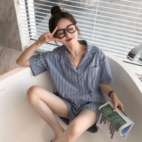 Triibuline naiste kaheosaline pidžaama lühikeste varrukatega