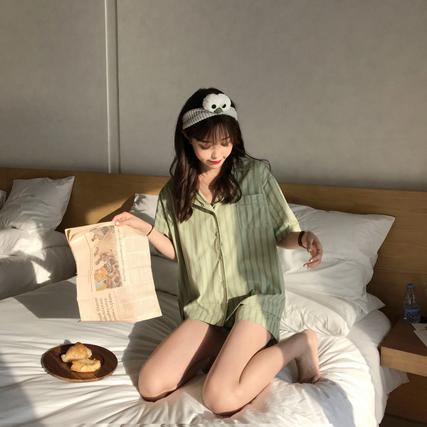 Triibuline naiste kaheosaline pidžaama lühikeste varrukatega