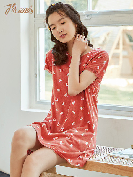 Lühikeste varrukate ja pitsiga öösärk