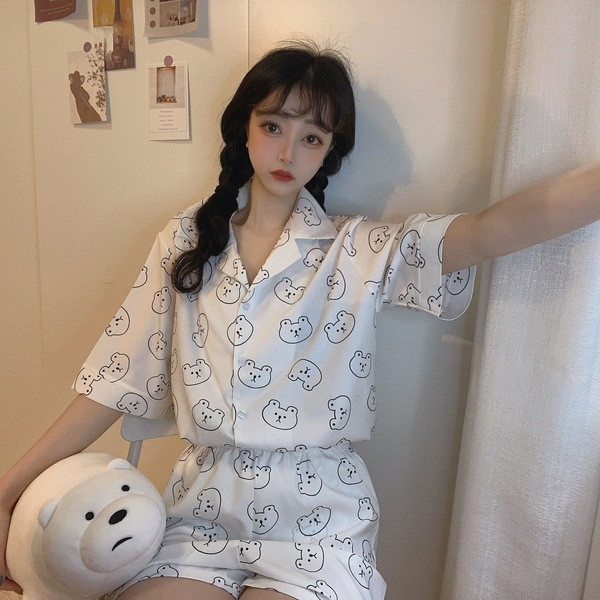 Kaheosaline valge naiste pidžaama lühikeste varrukate ja klassikalise kraega