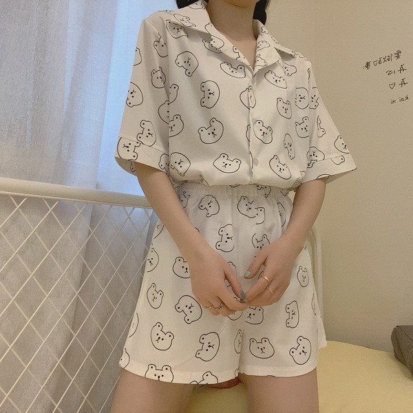 Kaheosaline valge naiste pidžaama lühikeste varrukate ja klassikalise kraega