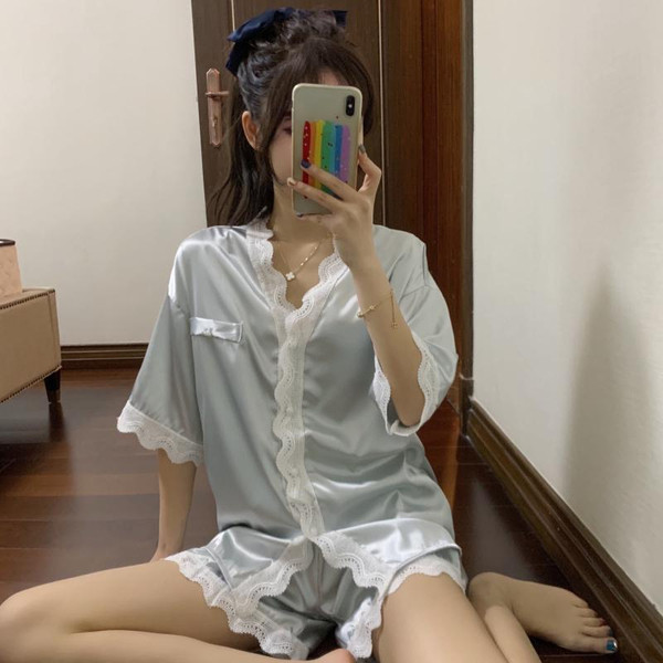 Szatén női pizsama két részből, csipkével