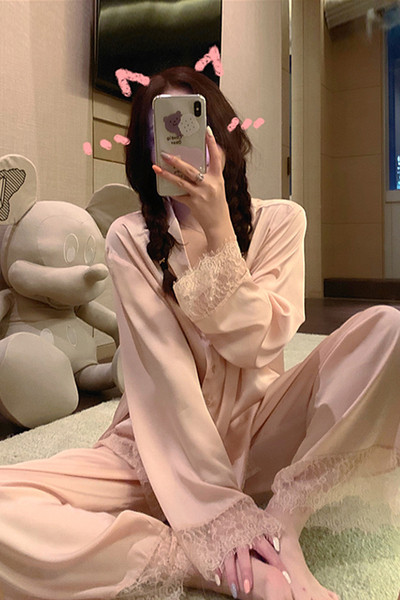 Naiste kaheosaline pidžaama pikkade varrukate ja nööpidega