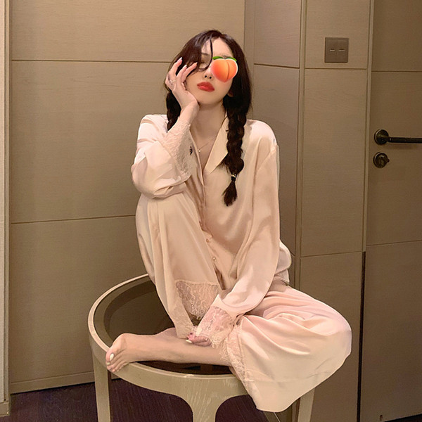 Naiste kaheosaline pidžaama pikkade varrukate ja nööpidega