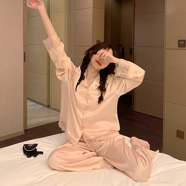 Naiste kaheosaline pidžaama pikkade varrukate ja nööpidega