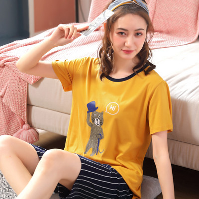 Kevadised aplikatsiooniga naiste pidžaamad - mitmes mudelis