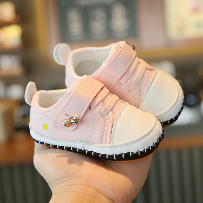 Öko bőrből készült babacipő hímzéssel