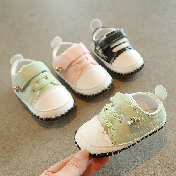 Öko bőrből készült babacipő hímzéssel