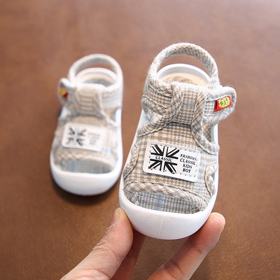 Kleebise ja embleemiga beebisandaalid