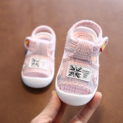 Kleebise ja embleemiga beebisandaalid