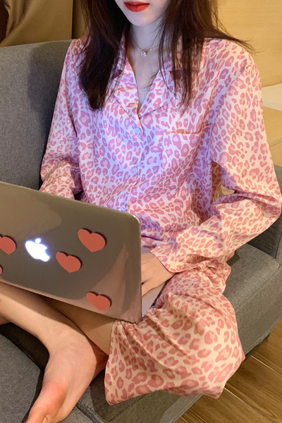 Klassikalise krae ja leopardimustriga naiste pidžaamad