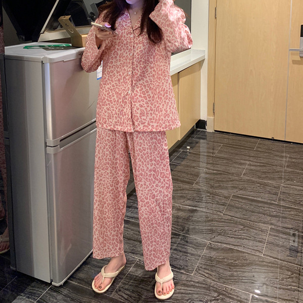 Klassikalise krae ja leopardimustriga naiste pidžaamad