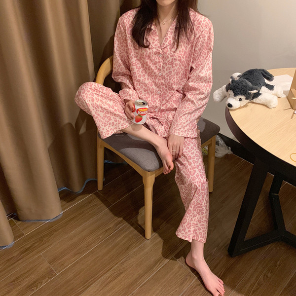Klassikalise krae ja leopardimustriga naiste pidžaamad
