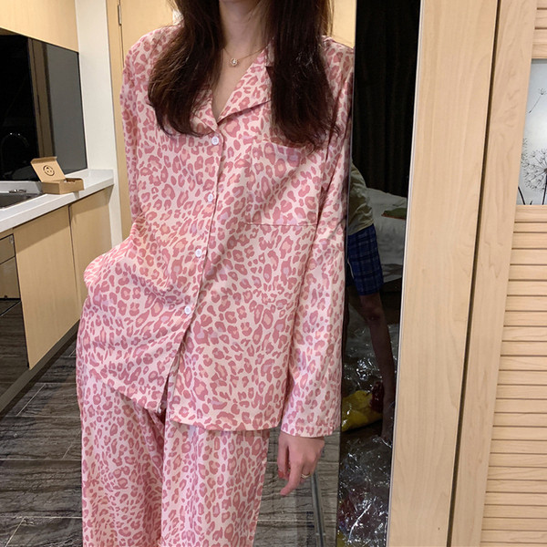 Klassikalise krae ja leopardimustriga naiste pidžaamad