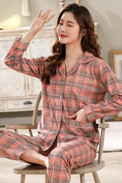 Ruuduline naiste pidžaamad nööpide ja taskutega