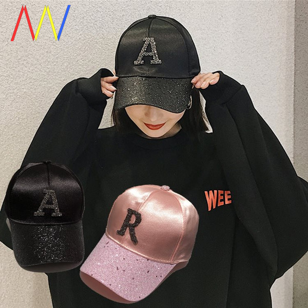 Modern női sapka napellenzővel és fényes hatással