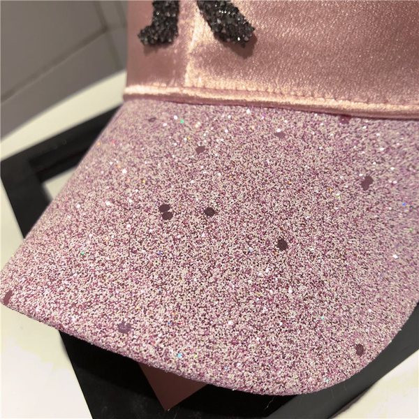 Modern női sapka napellenzővel és fényes hatással