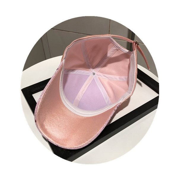 Modern női sapka napellenzővel és fényes hatással