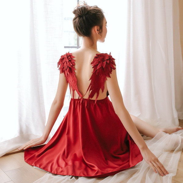 Ženska satenska spavaćica sa V izrezom i 3D elementom - krilima