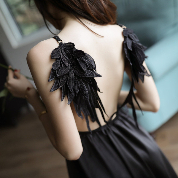 Ženska satenska spavaćica sa V izrezom i 3D elementom - krilima