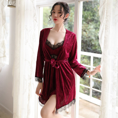 Naiste komplekt, mis sisaldab velvetist hommikumantlit ja öösärki