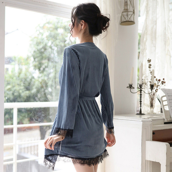 Naiste komplekt, mis sisaldab velvetist hommikumantlit ja öösärki