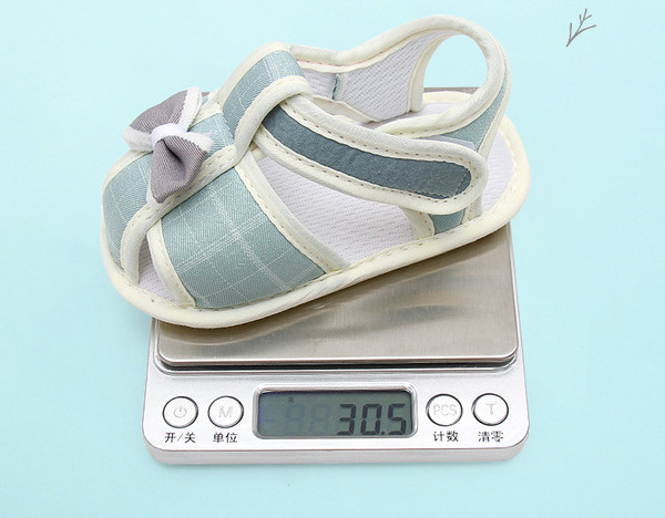 Szalaggal és matricával ellátott babasandál lányoknak