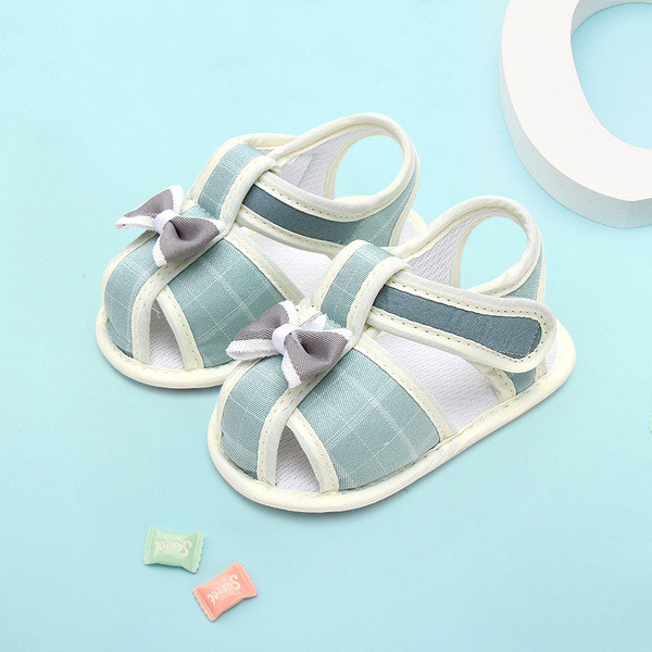 Szalaggal és matricával ellátott babasandál lányoknak