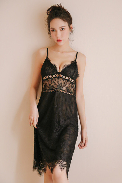 Ženska spavaćica od čipke s V izrezom i tankim naramenicama