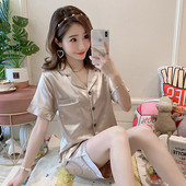 Szatén női pizsama gallérral és zsebbel