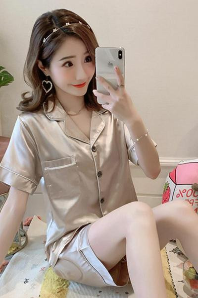 Szatén női pizsama gallérral és zsebbel