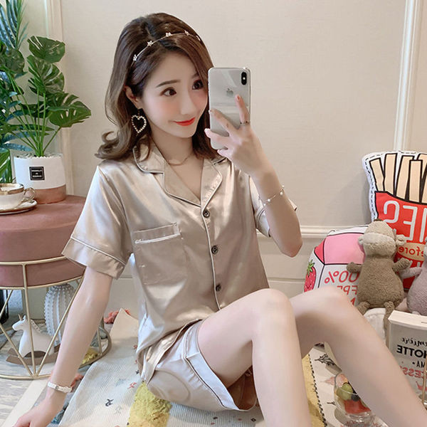 Szatén női pizsama gallérral és zsebbel