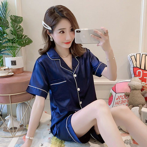 Szatén női pizsama gallérral és zsebbel