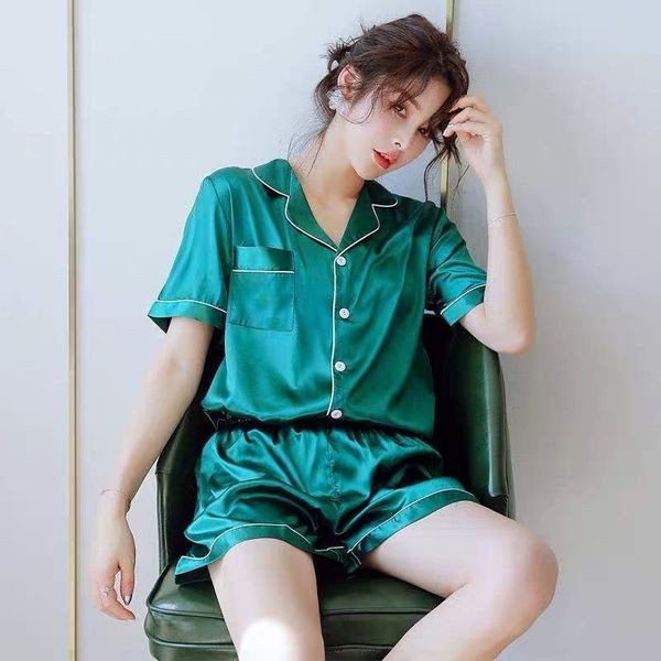 Szatén női pizsama gallérral és zsebbel