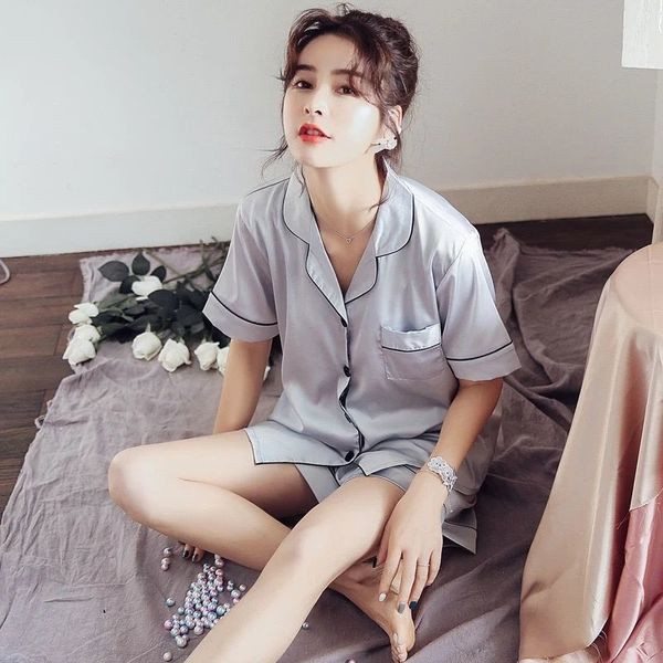 Szatén női pizsama gallérral és zsebbel