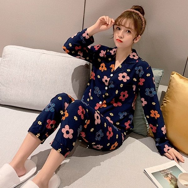 Värvilise mustriga naiste pidžaamad - kaks mudelit