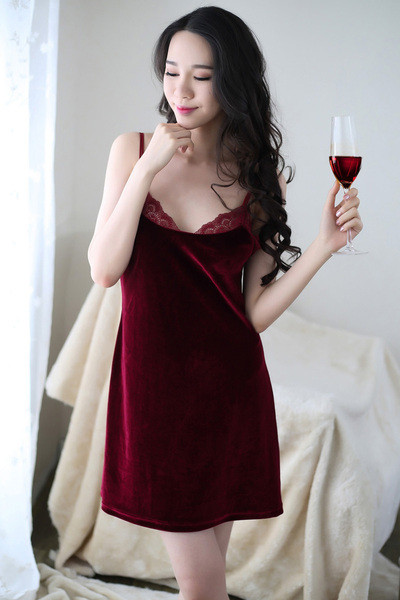 Peenikeste rihmade ja pitsiga Burgundia värvi sametest naiste öösärk