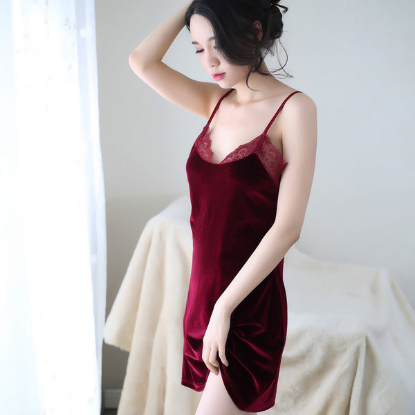 Peenikeste rihmade ja pitsiga Burgundia värvi sametest naiste öösärk