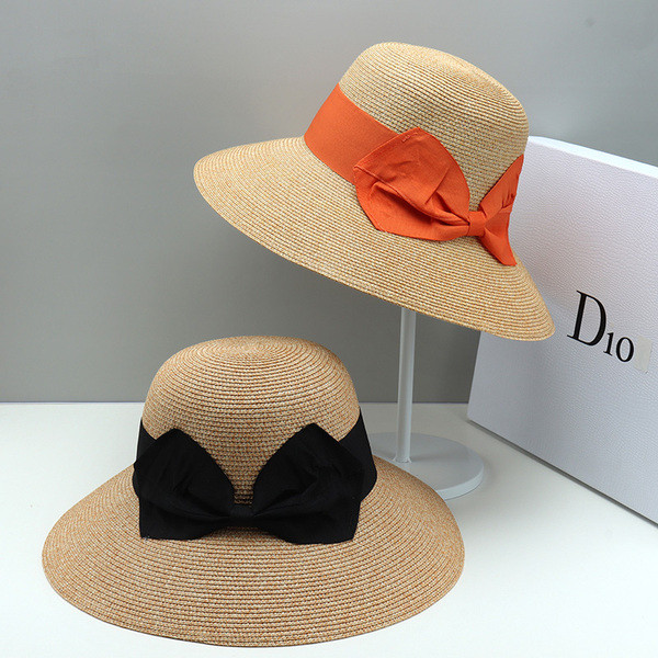 Naiste moodne õlgkübar paelaga