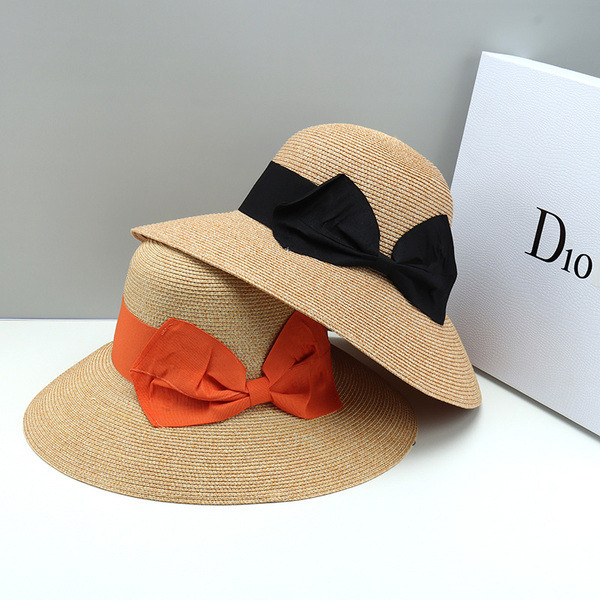 Naiste moodne õlgkübar paelaga