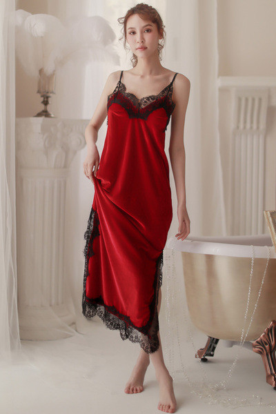 Garš sieviešu naktskrekls ar plānām lencēm un mežģīnēm