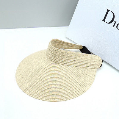 Modern női napellenző, amely alkalmas a strandra