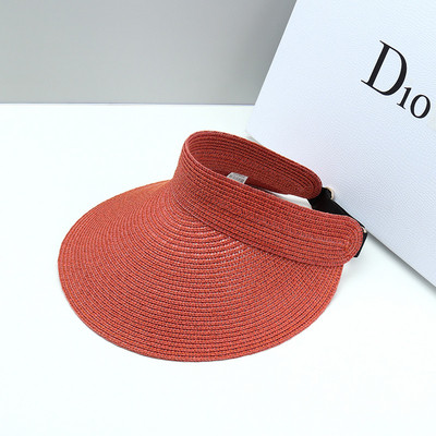 Modern női napellenző, amely alkalmas a strandra