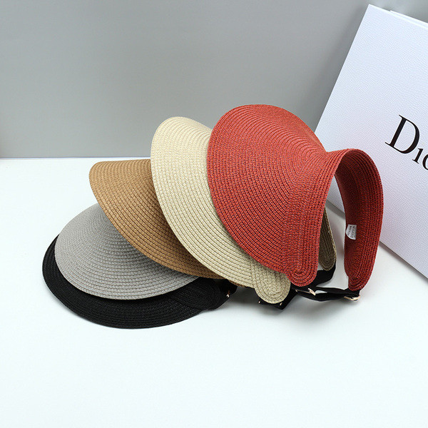 Modern női napellenző, amely alkalmas a strandra