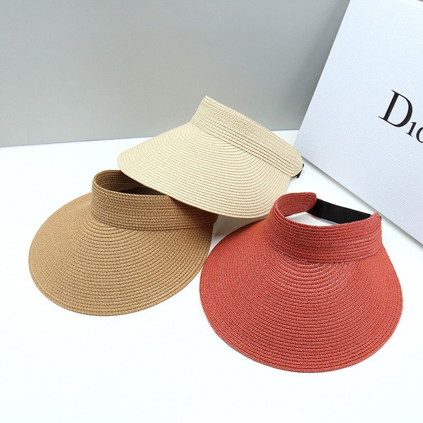 Modern női napellenző, amely alkalmas a strandra